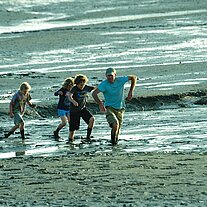 Kinder spielen im Watt