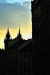 Silhouette der Tyn Kirche am Abend