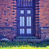 Tür in Klinkermauer