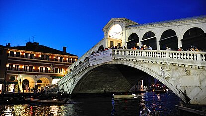 Die Rialto Brücke am Abend