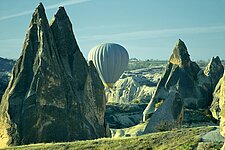 Ballon zwischen den Tuffsteinpyramiden