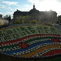 Schloss mit Blumenarrangement