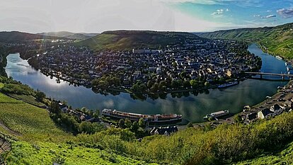 Blick von der Burg auf die Moselschleife