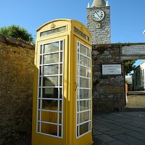 Telefonzelle und Kirche