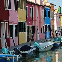 Häuserflucht am Kanal mit Booten