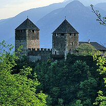 Schloss Leonburg an der Gampenpaß - Straße Schloss Leonburg an der Gampenpaß - Straße