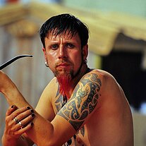 tätowierter Mann mit Pfeife