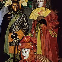 drei Masken mit Fächer