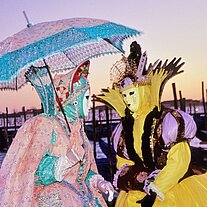 zwei Damen in Pastell