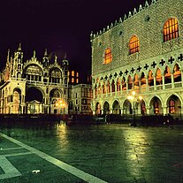 Dogenpalast bei Nacht