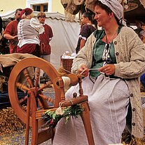 Frau beim Spinnen