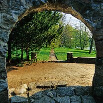 Durchgang an einem Denkmal