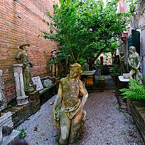 Steinfiguren im Hinterhof