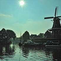Windmühle im Gegenlicht