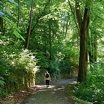 Gaby auf dem Weg zur Burg hinauf