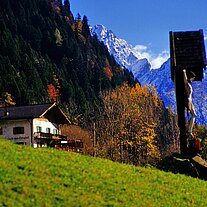 der Longfallhof mit Marterl und Ifinger