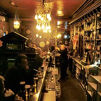 in der Long Hall Bar