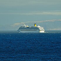 Kreuzfahrtschiff fährt am Abend vorbei
