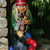 Figur auf der Mauer