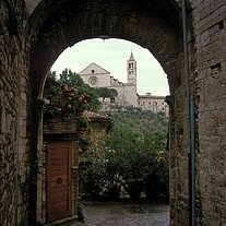 Assisi Torbogen Kirche durch Torbogen