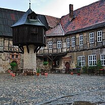 alter Innenhof mit Taubenkobel