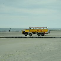 der Vliehors-Express am Strand