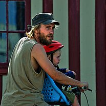 Papa mit Bubi auf Fahrrad Papa mit Bubi auf Fahrrad