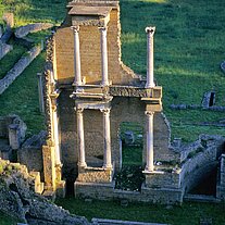 Volterra: römische Ruinen röm. Tempelruinen