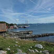die Zephyr im Hafen von Åmøy