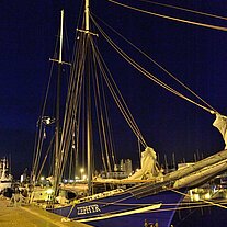 Die Zephyr bei Nacht am Kai