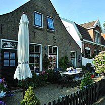 Haus mit Sitzgruppe