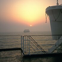 anderes Schiff am Kanal Sonnenaufgang