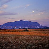 Mondaufgang hinter dem Somló Berg