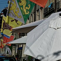 Gerechtigkeitsgasse mit Fahnen