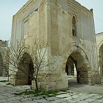 im Innenhof der Karavanserei zentraler Turm