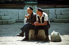 alter und junger Mann im Moscheehof