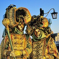 Masken verträumt am Steg