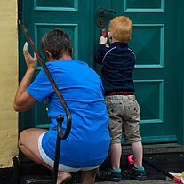 Mama und Bubi renovieren die Tür Mama und Bubi renovieren die Tür