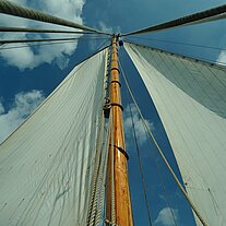 am Mast nach oben