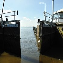 die Schleuse zum Lauwersmeer öffnet sich