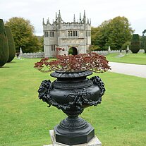 Eingangsportral mit Bouquet