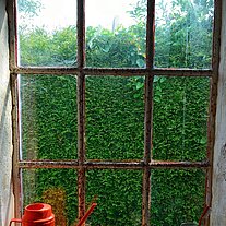 Badfenster mit Utensilien