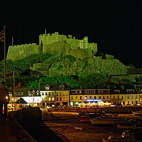 Castle Mont Orgueil bei Nacht