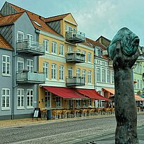 Hafenbauten und Fischskulptur Hafenbauten und Fischskulptur