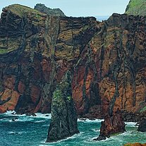 einzelner Felsen mit Magmakanälen