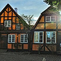 zwei Fachwerkhäuser mit untergehender Sonne zwei Fachwerkhäuser mit untergehender Sonne