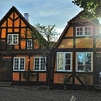 zwei Fachwerkhäuser mit untergehender Sonne