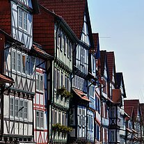 Fachwerkzeile und Kirche