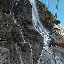 Die Zephyr vor dem Hengjanefossen