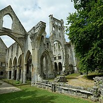 Klosterruinen von Jumièges mit Mauer